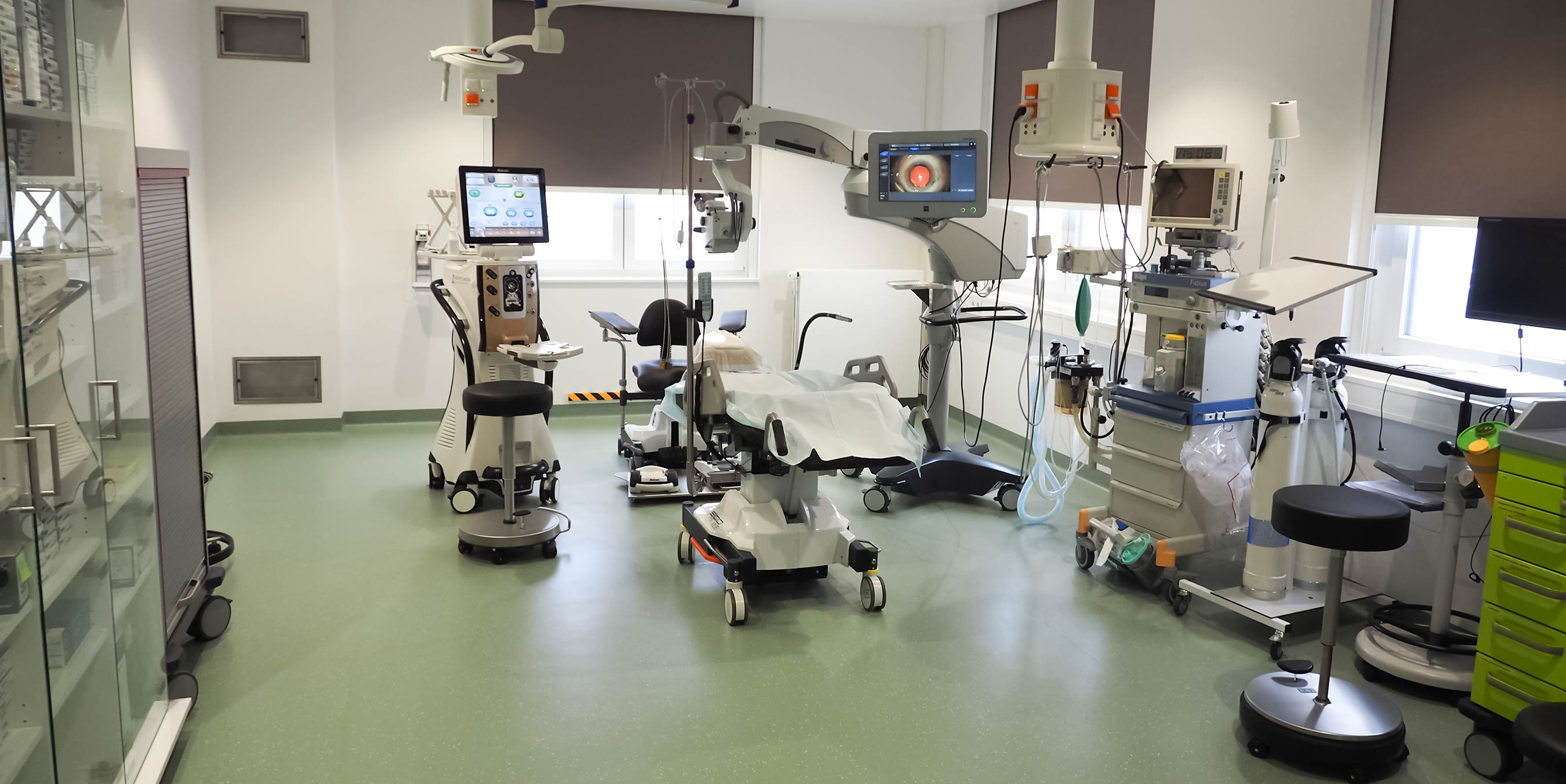 Der hochmoderne Operationssaal der Augenarztpraxis für ambulante Operationen